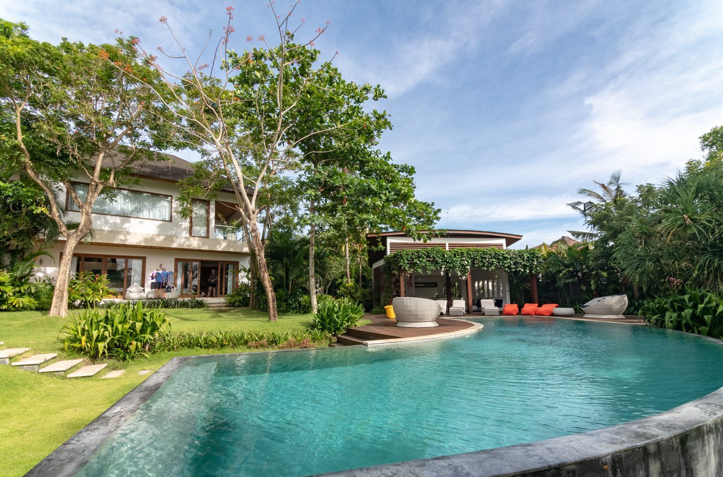 STUNNING 5 BEDROOM VILLA FOR SALE LEASEHOLD IN PERERENAN BE-284 